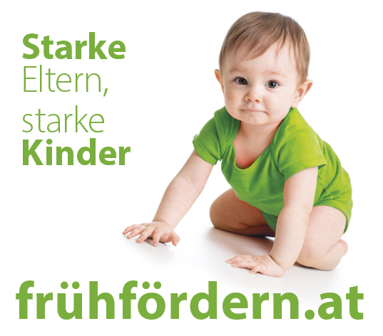 Ein Baby in grünem Outfit krabbelt, im Hintergrund der Slogan „Starke Eltern, starke Kinder“ und die Webseite „frühfördern.at“.