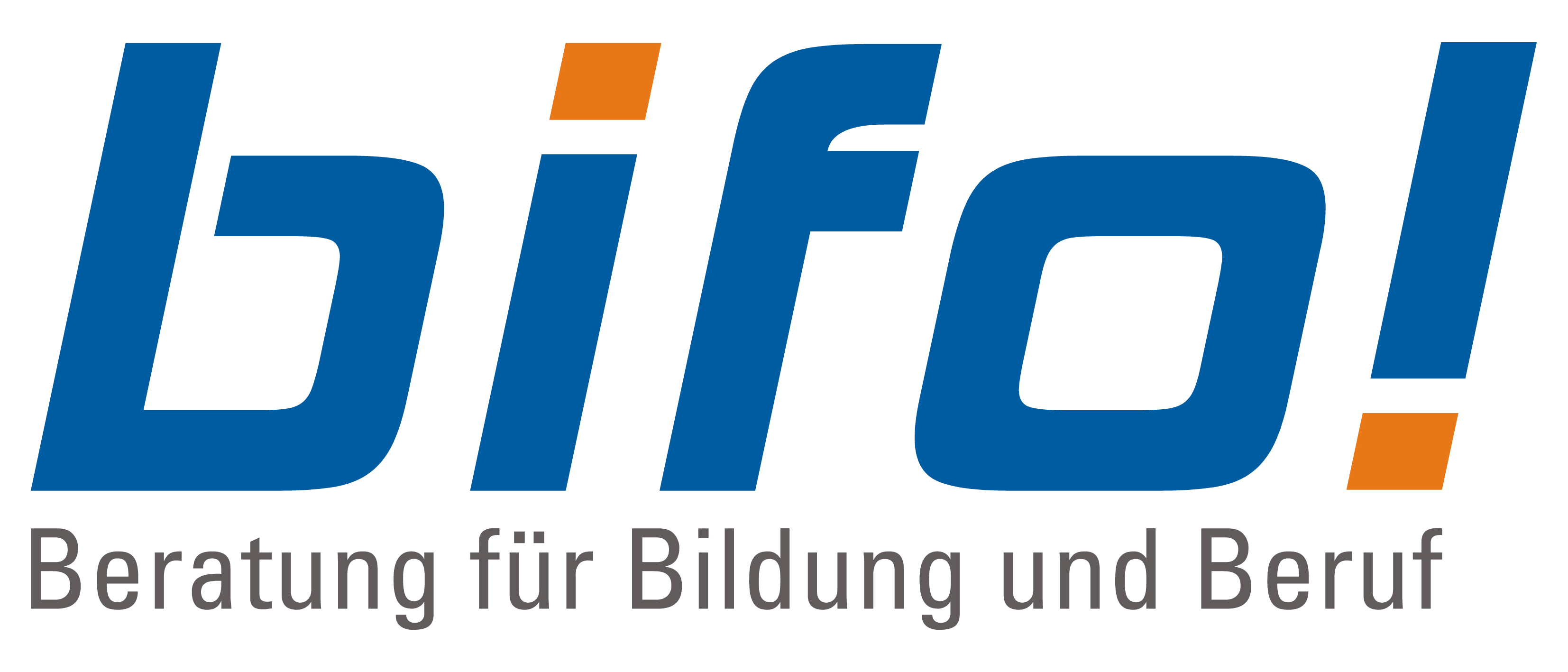 Eine Hand hält einen Stift und schreibt auf einem Dokument, das auf einem Tisch liegt.