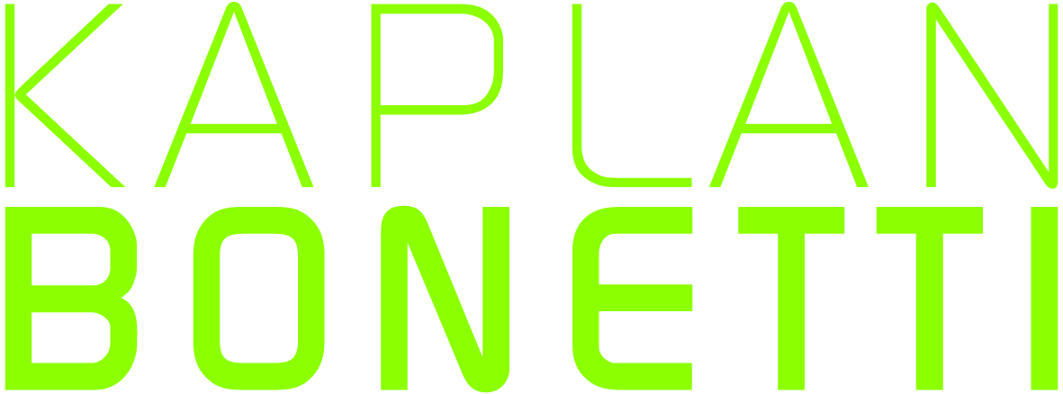 Logo mit den Worten "KAPLAN BONETTI" in grüner Schrift auf weißem Hintergrund.