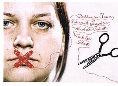 Porträt einer Frau mit rotem X über dem Mund, umgeben von handschriftlichen Texten und Scherenzeichnungen.