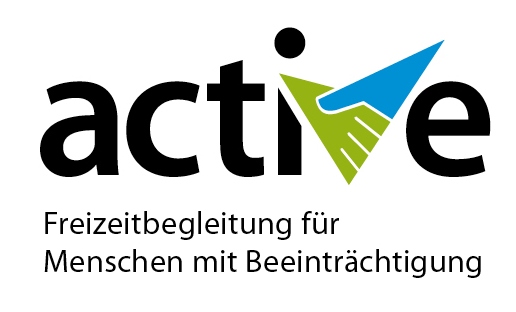 Gruppe von Menschen bei klarem Wetter auf einem Aussichtspunkt, umgeben von Bäumen und Bergen.