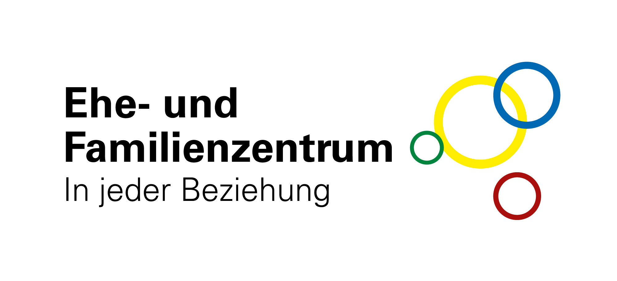 Ein trauriges Mädchen sitzt zwischen streitenden Eltern auf Stühlen und wirkt unglücklich und gestresst.