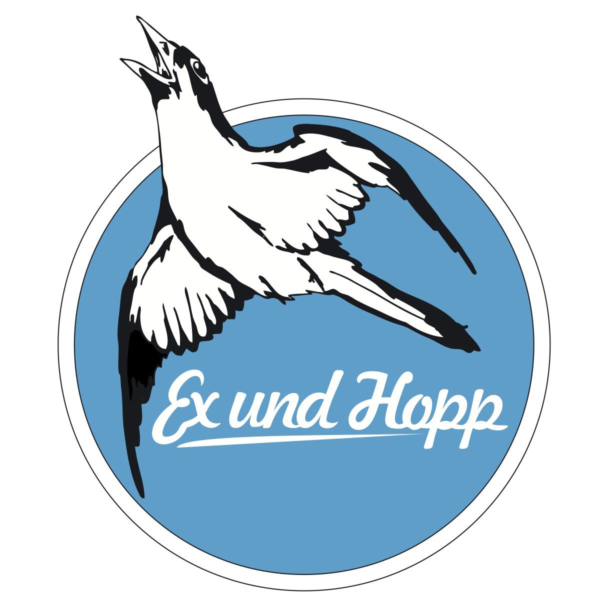 Vogel fliegt über blauem Hintergrund, umgeben von einem runden Rahmen mit der Aufschrift "Ex und Hopp".