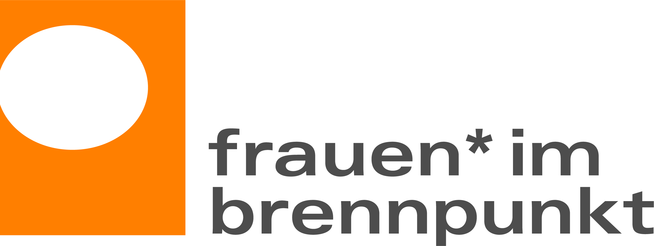 Frau sitzt in der Natur, genießt die Aussicht und hält eine Tasse in der Hand, umgeben von Bäumen und Bergen.