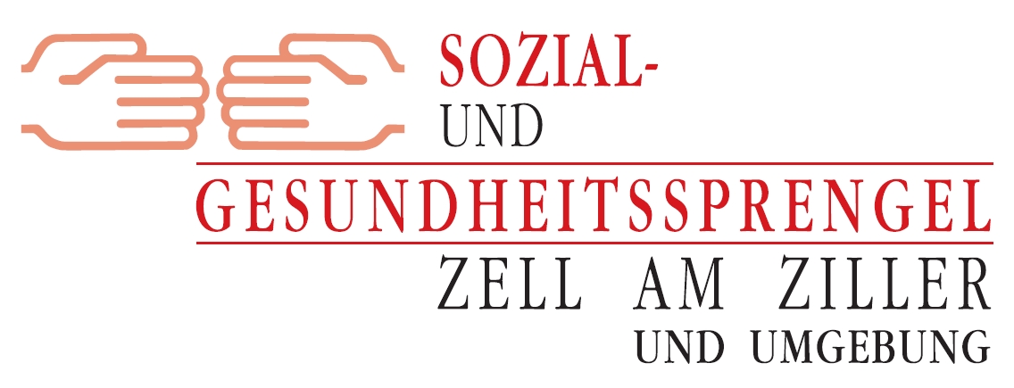 Zwei Frauen in der Küche schälen gemeinsam Kartoffeln. Eine ältere Frau trägt eine Schürze und lächelt.