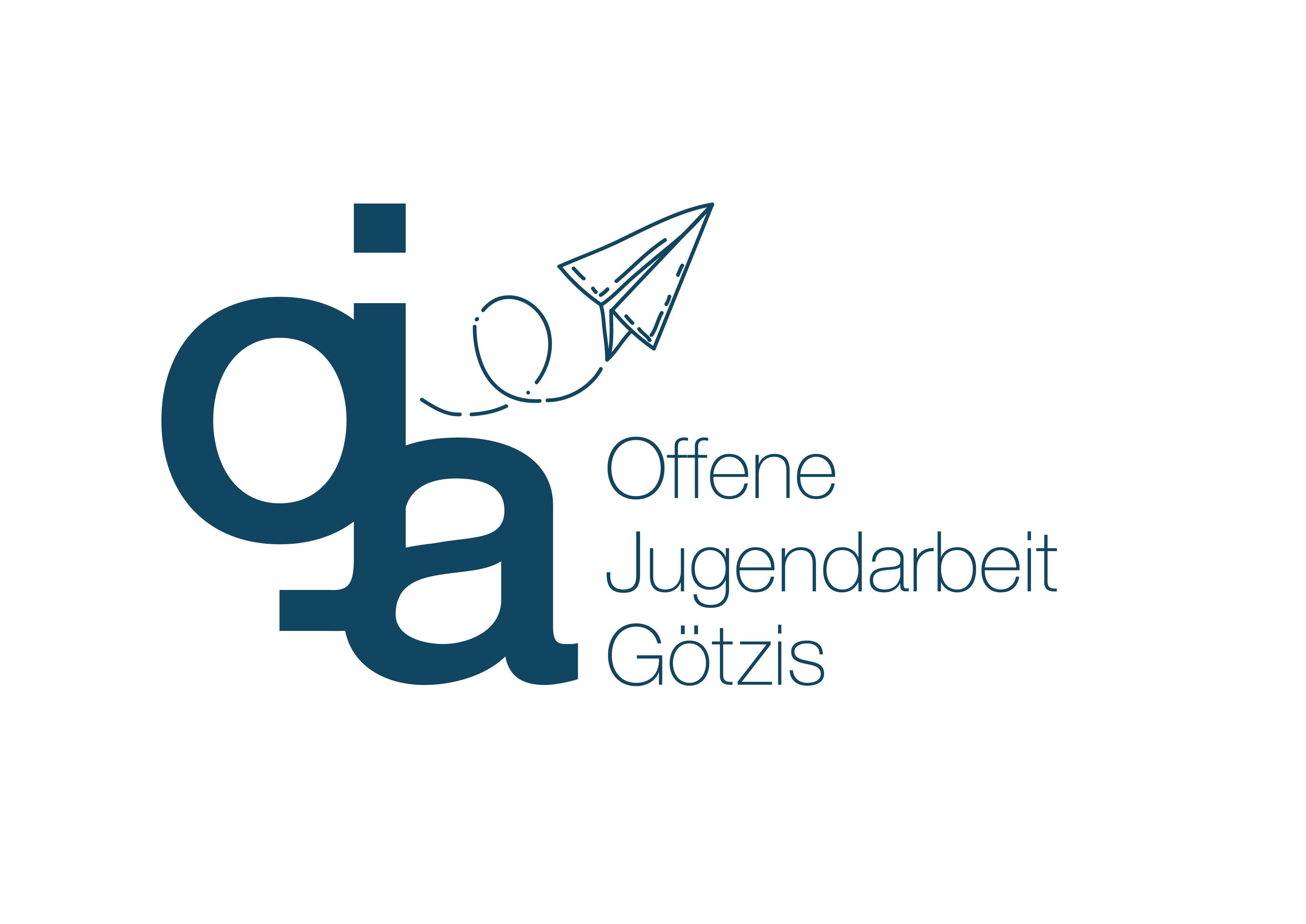 Heller Raum mit Sitzgelegenheiten, Tischen und Pflanzen, ideal für gemeinsames Arbeiten und Entspannung.