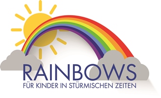 Eine Frau mit schwarzem und weißem Oberteil sitzt an einem Tisch, während sie einer anderen Person gegenüber ist.