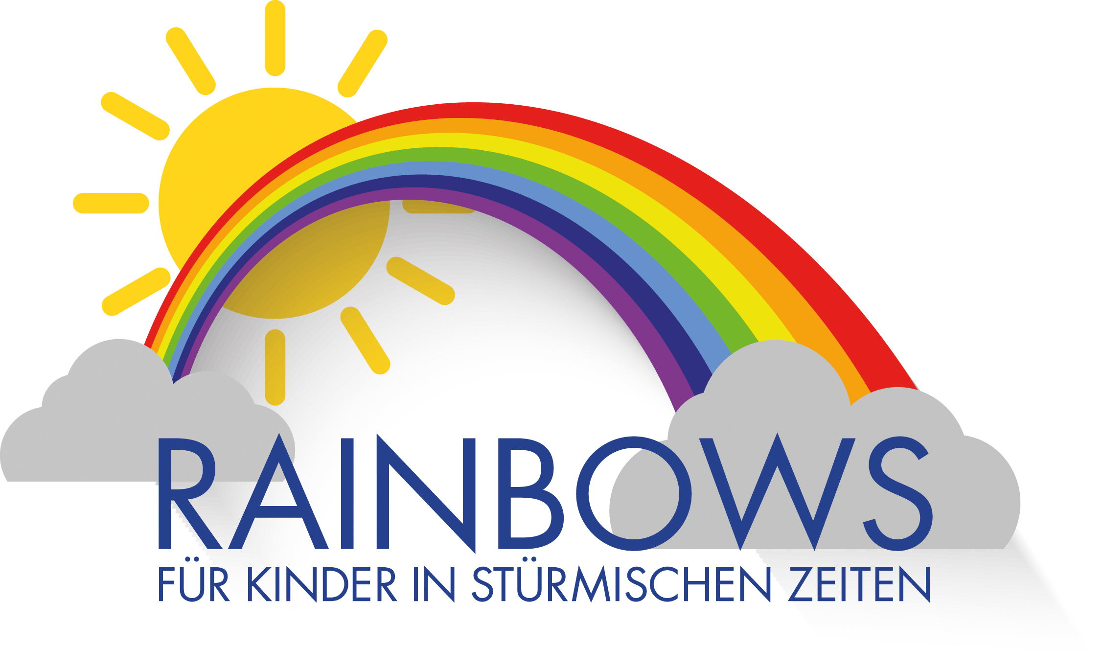Eine Gruppe von Kindern sitzt auf einer Matte und spielt mit Handpuppen, während eine Erwachsene sie anleitet.