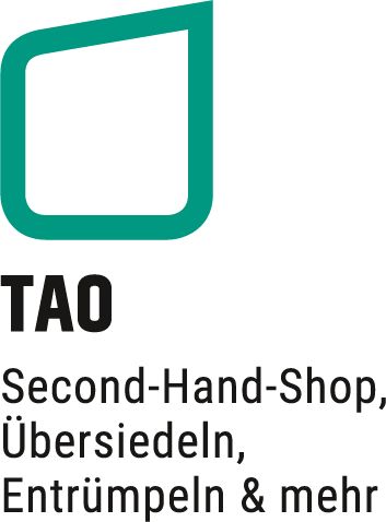 Ein modegeschäfte Innenansicht mit Kleidung, Taschen und Schuhen auf Regalen und Tischen.