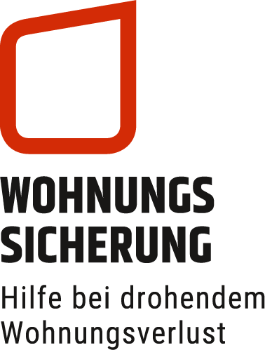 Zwei Frauen sitzen an einem Schreibtisch, lachen und kommunizieren durch eine Trennscheibe. Grünes Umfeld im Hintergrund.