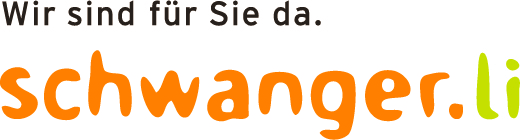 Schwangere Person in weißem T-Shirt, mit einer gestreiften Jacke um die Taille, umgeben von Blütenblättern.