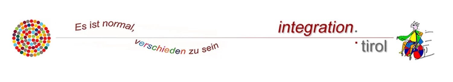 Ein Raum mit einer Spielecke links und einem modernen Besprechungsraum rechts, helle Wände und Holzfußboden.
