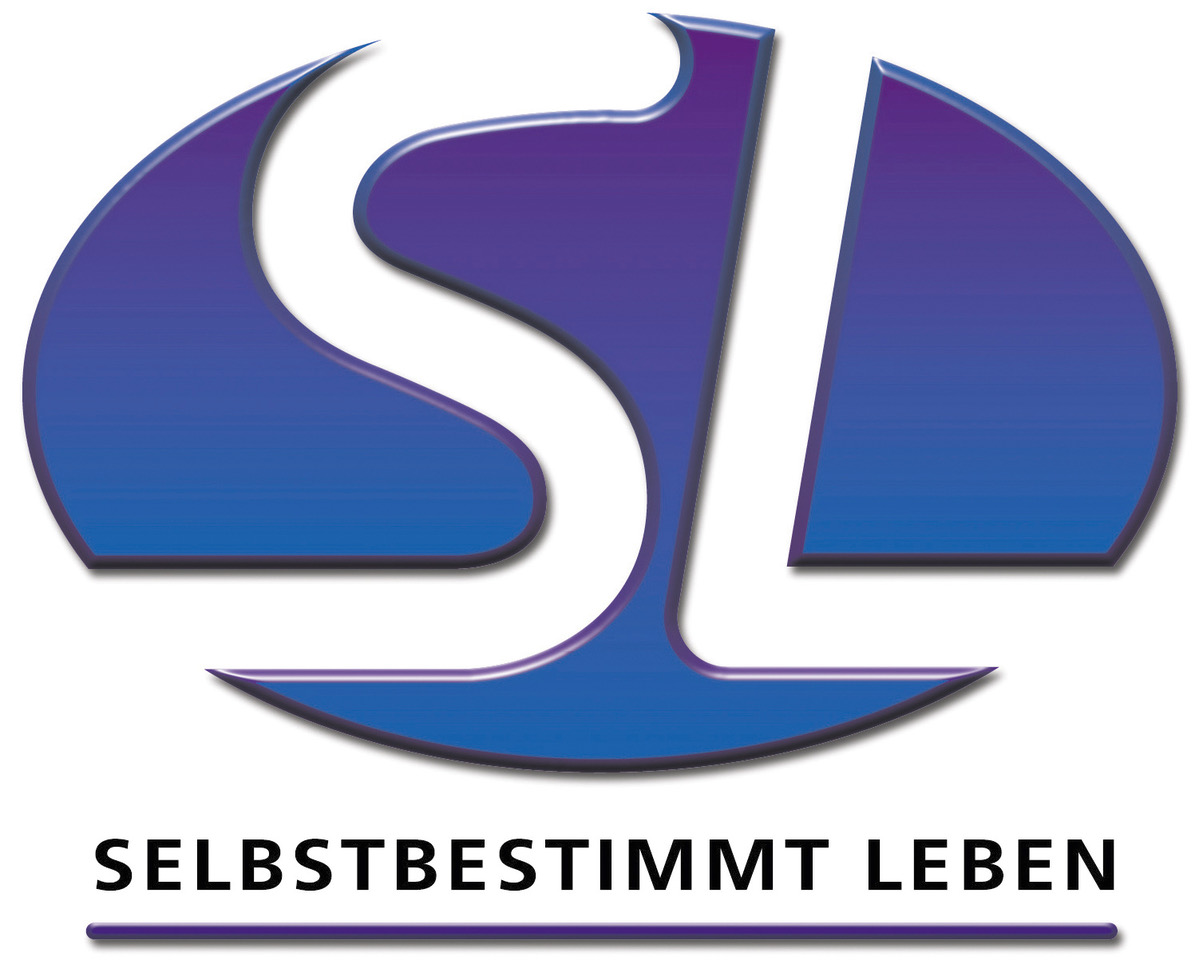 Zwei Männer sitzen auf einer Wiese, umgeben von Bäumen und Blumen, und führen ein angeregtes Gespräch. Selbstbestimmt Leben Innsbruck