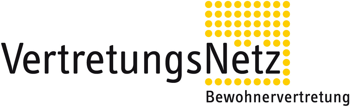 Informationsblatt zur Bewohnervertretung steht im Vordergrund, im Hintergrund sind Personen in einem Aufenthaltsraum zu sehen.